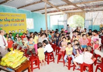 Chi Hội Nam Ô - TP Đà Nẵng Trao Học Bổng Và Quà Cho Thiếu Nhi