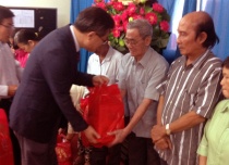 HT Tô Hiến Thành Tặng Quà Tết Cho Người Dân Có Hoàn Cảnh Khó Khăn