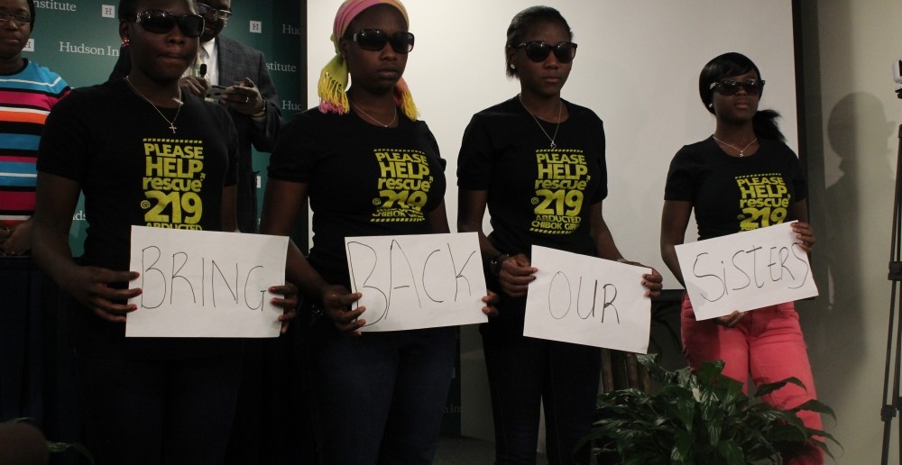 Bốn em gái Chibok trong một sự kiện tại thủ đô Washington, Hoa Kỳ hôm 23/03/2015. Các em từng bị bắt cóc bởi Boko Haram vào tháng 04/2014 nhưng may mắn trốn thoát thành công sau đó.