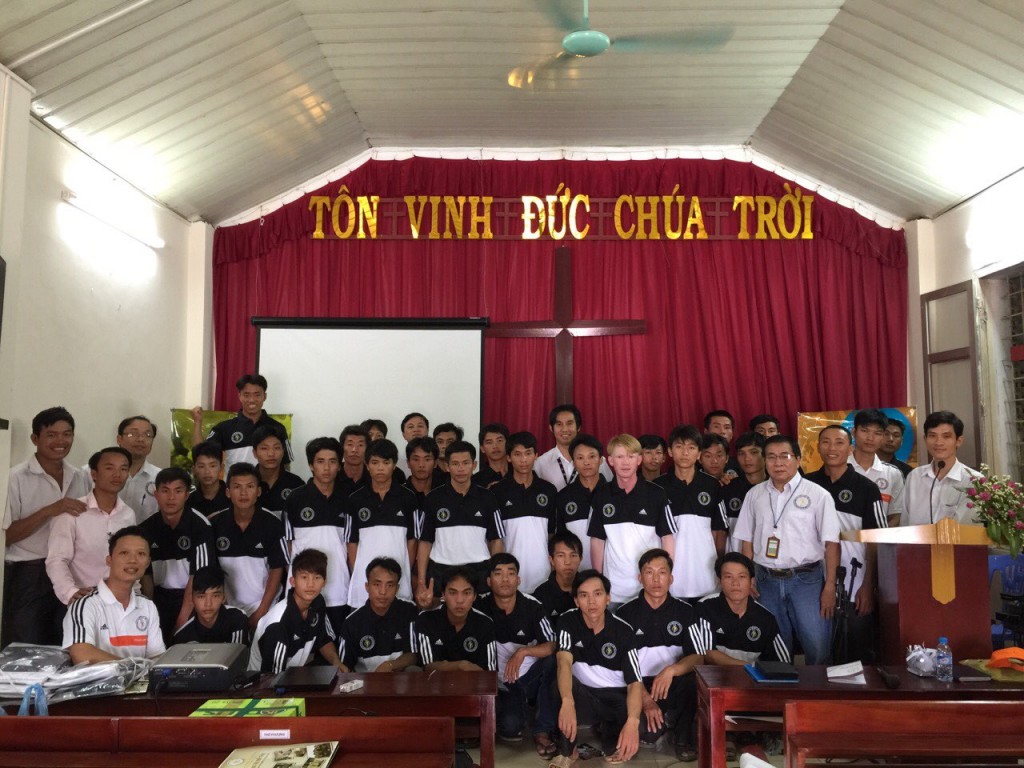 Cùng chụp hình lưu niệm trước khi ra sân tham gia các hoạt động