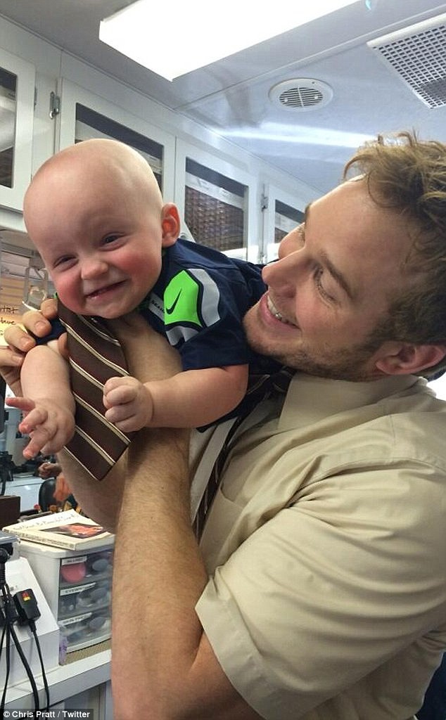 Chris Pratt cùng cậu con trai kháu khỉnh của mình.
