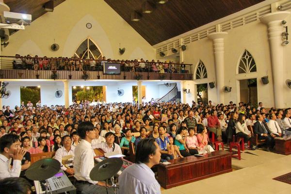 60 Thân Hữu Tin Nhận Chúa Tại Hội Thánh Hoa Mỹ - TP Đà Nẵng