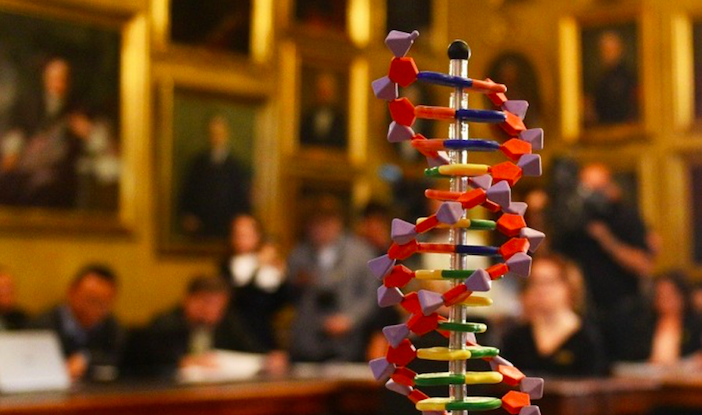 Nobel Hoá Học 2015 Cho Thấy Darwin Dự Đoán Sai Về Nguồn Gốc Của Sự Sống