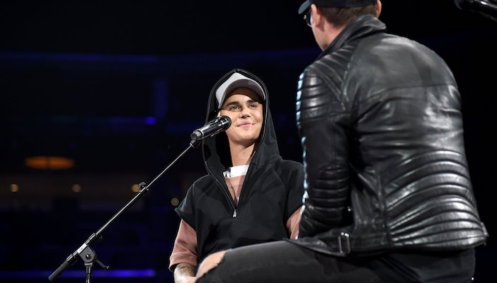 Justin Bieber Biến Đêm Nhạc Tại Los Angeles Thành "Buổi Nhóm"