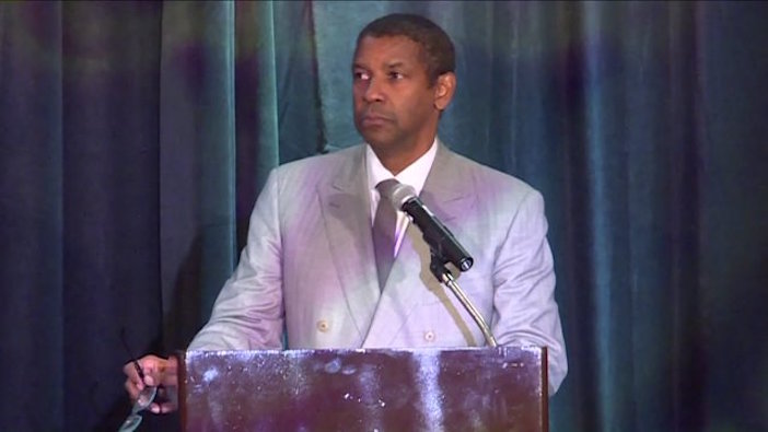 Denzel Washington Bày Tỏ Đức Tin Tại Tiệc Quyên Góp Từ Thiện