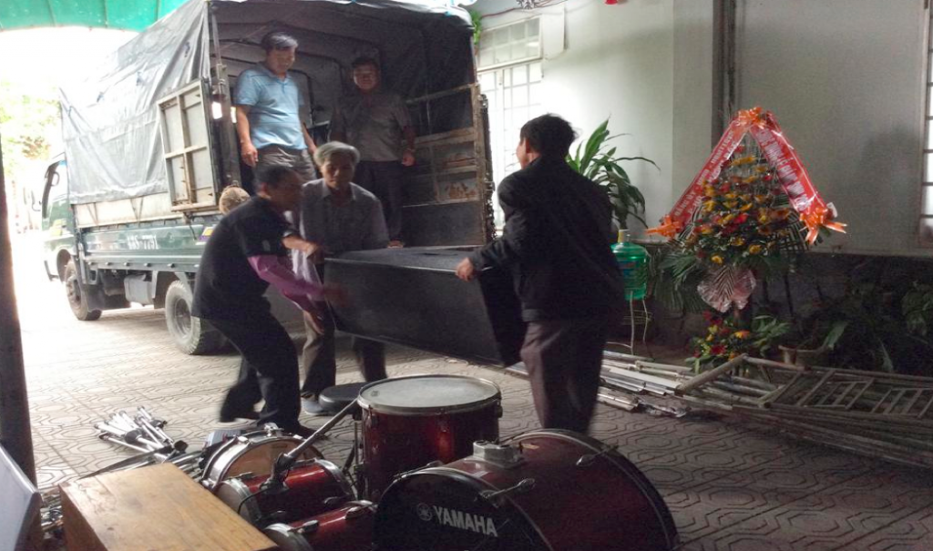 Khẩn trương chuyển thiết bị lên xe vận tải xuất phát đúng giờ.
