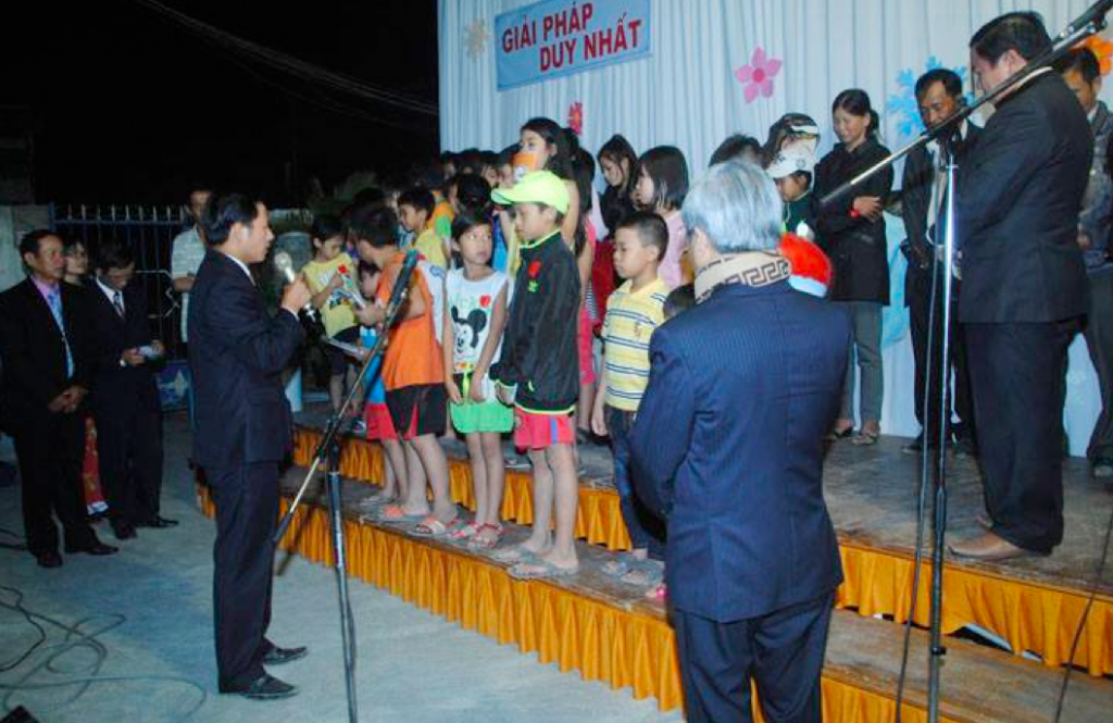 MS Huỳnh Thái Tâm cầu nguyện cho thân hữu tiêp nhận Chúa.