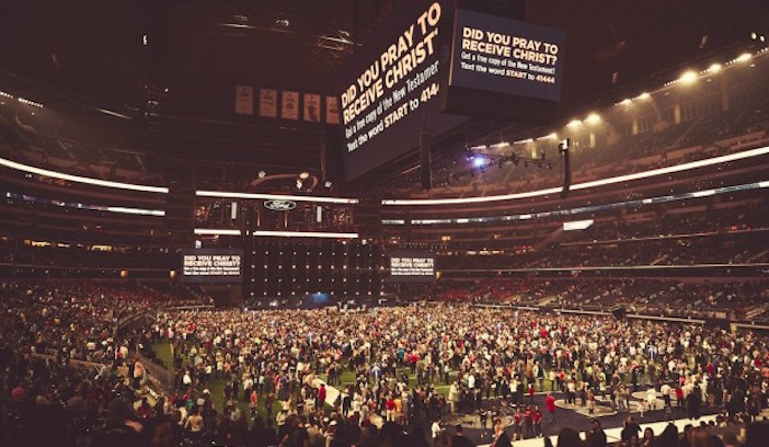 Hàng Ngàn Người Tiếp Nhận Chúa Tại Sự Kiện Truyền Giáo Harvest America 2016