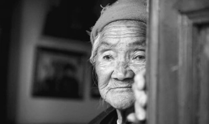 Mẹ Già Đợi Mong