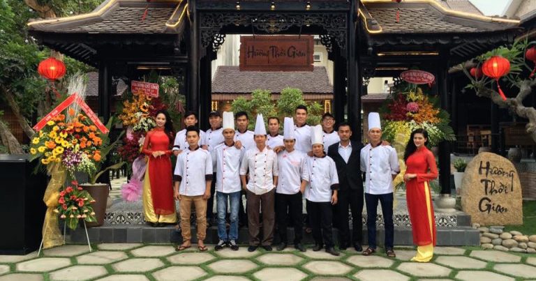 Nhà Hàng HƯƠNG THỜI GIAN – Nét Đẹp Cơ Đốc “Không Rượu Bia” Giữa Lòng Sài Gòn