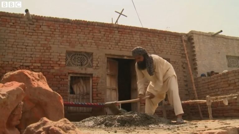 Người Làng Hồi Giáo Giúp Đỡ Cơ Đốc Nhân Xây Dựng Nhà Thờ Tại Pakistan