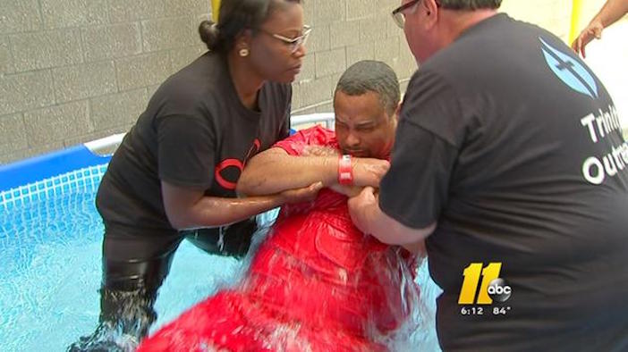 39 Tù Nhân Được Làm Báp-tem Tại North Carolina