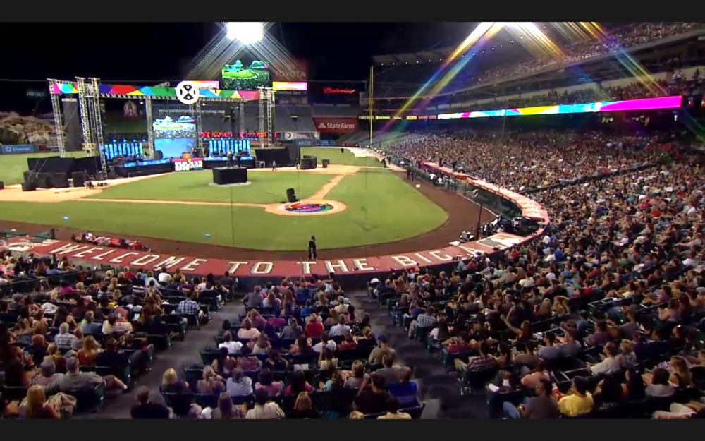 Hàng chục ngàn người lắng nghe Phúc Âm tại sự kiện SoCal Harvest Crusade năm 2015.