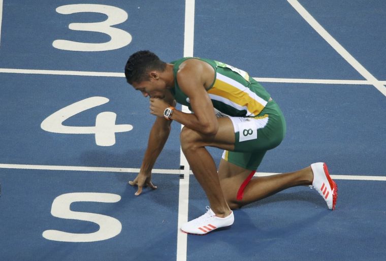 Khoảnh khắc cúi đầu cầu nguyện khi hoàn thành phần thi đấu của Wayde van Niekerk.