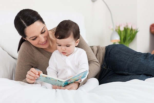 Hình Ảnh Khi Ba Mẹ Bằng Tuổi Con - Cầu Nguyện Cùng Con Trước Giờ Ngủ