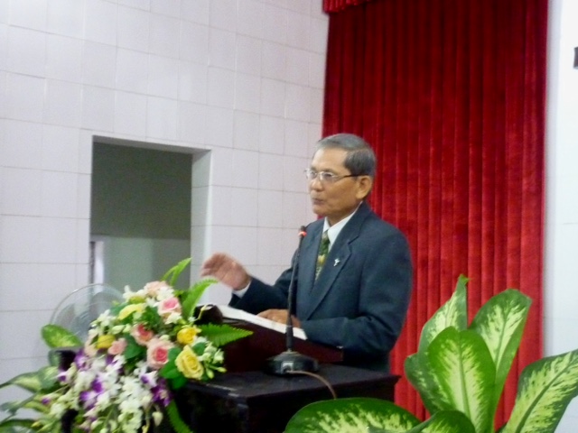 Mục sư Nguyễn Thành Danh chia sẻ Lời Chúa. 