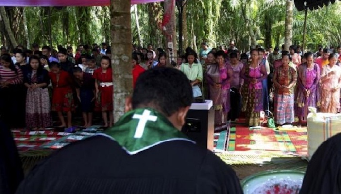 Hội Thánh Indonesia Vững Đức Tin Dù Phải Nhóm Lại Trong Lều Tạm Giữa Rừng