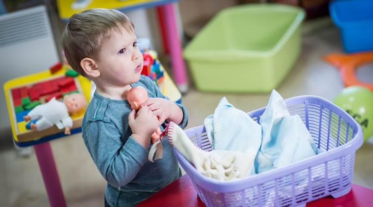 Con Búp Bê Với Số Tiền Nhỏ Của Cậu Bé Mồ Côi Mẹ