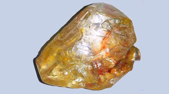 Mục Sư Sierra Leone Trao Tặng Kim Cương Khổng Lồ Cho Chính Phủ