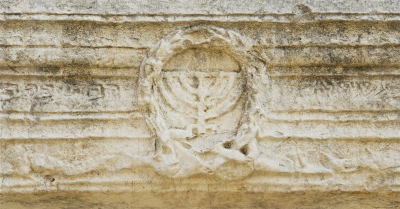 Miếng Xà Cừ Khắc Hình Chân Đèn Bảy Ngọn (Menorah) 1,500 Tuổi Đã Chứng Minh Sự Hiện Diện Của Người Do Thái ở Sê-sa-rê