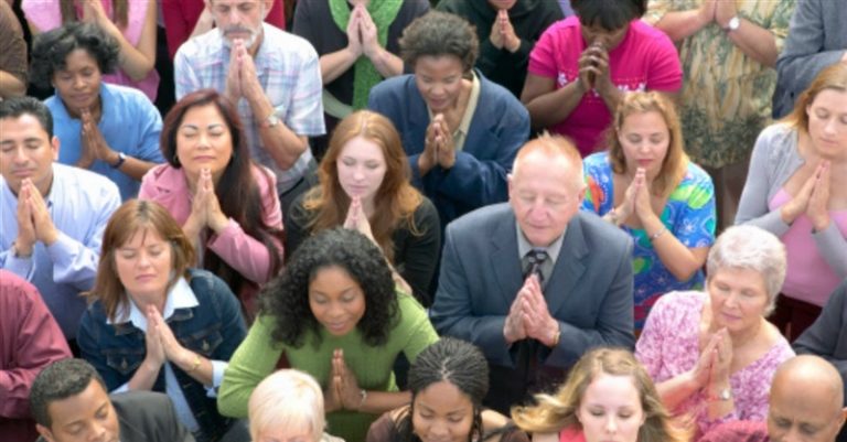 Hơn 10.000 Người Dâng Mình Cho Chúa Cứu Thế Tại Cuộc Truyền Giảng Của Greg Laurie