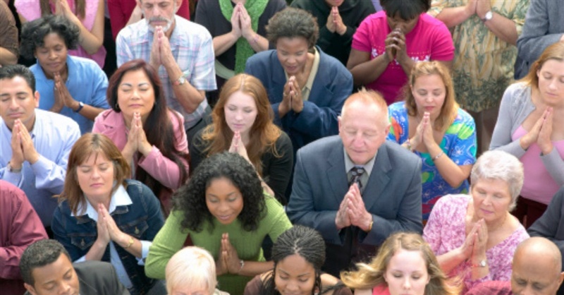 Hơn 10.000 Người Dâng Mình Cho Chúa Cứu Thế Tại Cuộc Truyền Giảng Của Greg Laurie