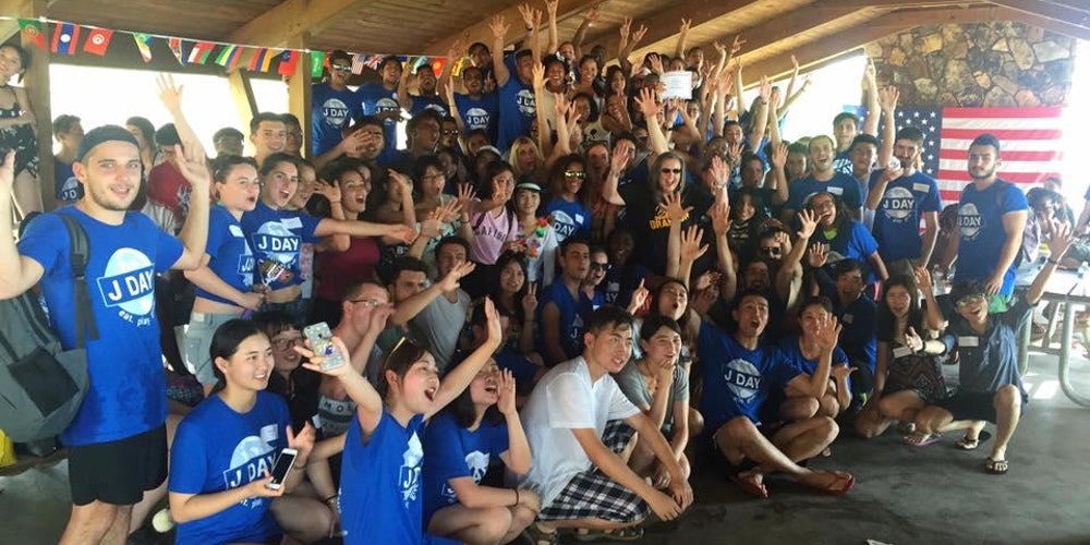 Truyền Giáo Theo Phong Cách Billy Graham: Các Bạn Trẻ Phát Động Mục Vụ Truyền Giáo Để Tiếp Cận Thế Hệ Của Mình, Hàng Trăm Người Tin Nhận Chúa Cứu Thế
