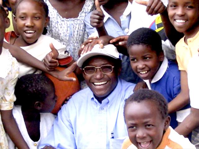 Nhà Triệu Phú Từ Bỏ Cả Gia Tài Để Chăm Sóc Cho Trẻ Em Đường Phố Ở Kenya