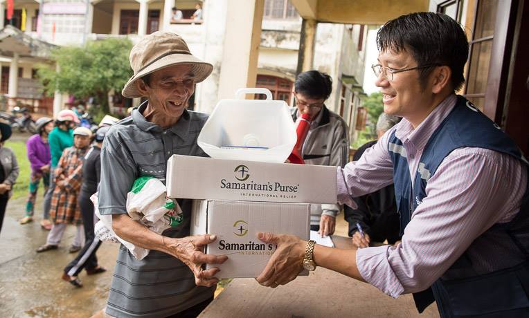 Mục Vụ Samaritan’s Purse Của Franklin Graham Gửi 100 Tấn Đồ Cứu Trợ Đến Người Dân Bị Ảnh Hưởng Bởi Bão Lớn Ở Việt Nam
