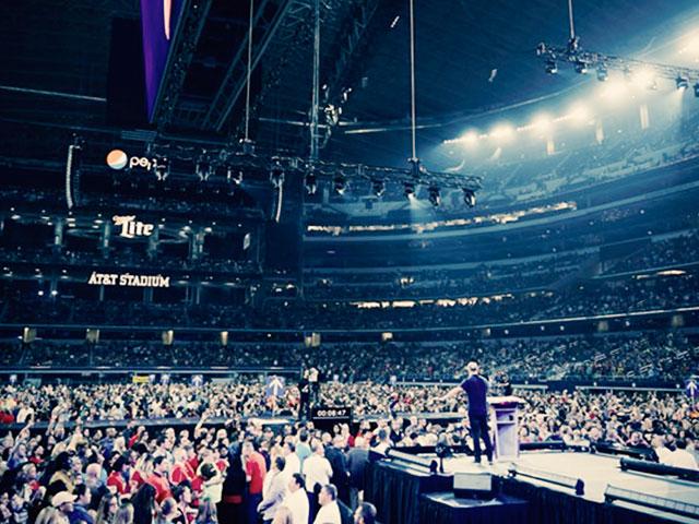 Greg Laurie Kết Nối Hàng Trăm Nhà Thờ Cùng Hàng Ngàn Kênh Truyền Thông Cho Sự Kiện Mùa Gặt Tại Mỹ