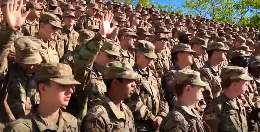Hàng Ngàn Quân Nhân Thờ Phượng Hàng Trăm Người Dâng Mình Cho Chúa Giê-Xu Trong Ngày Lễ Phục Sinh Tuyệt Vời.