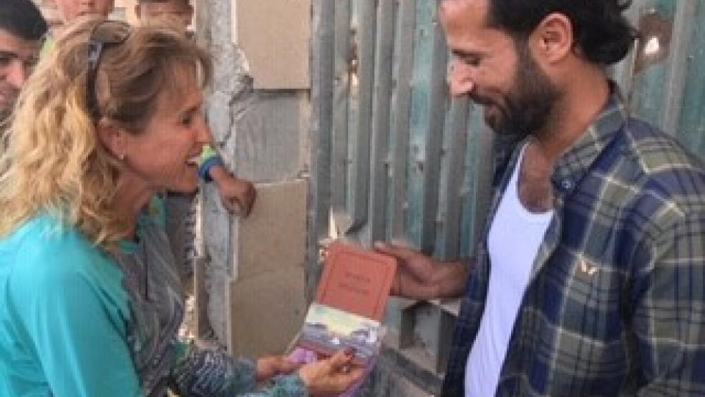 ‘Tôi Cảm Nhận Được Tình Yêu Thương’: Những người Syria mệt mỏi vì chiến tranh nghe về chúa Giê-xu, nhận các quyển Kinh Thánh từ các Cơ đốc nhân trên tiền tuyến