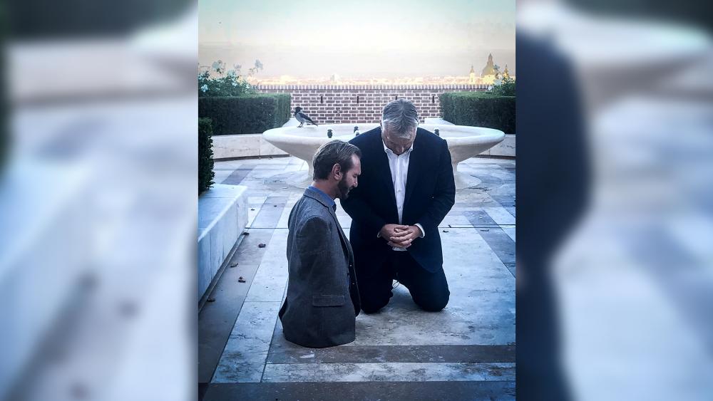 Năng Quyền: Thủ Tướng Hungary Đăng Ảnh Ông Và Nick Vujicic Đang Cầu Nguyện Trên Mạng Xã Hội
