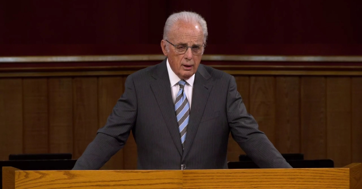 Mục-sư John MacArthur Nói Rằng Ông Sẽ Bắt Đầu 'Chức Vụ Trong Nhà Tù' Nếu Bị Bắt Vì Thờ Phượng Trong Hội Thánh