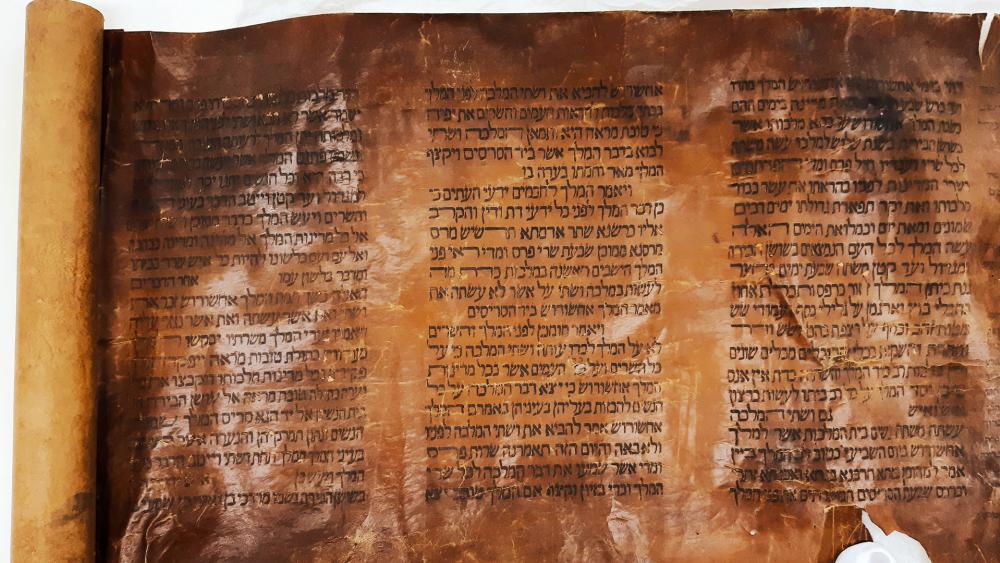 Israel Nhận Được Một Trong Những Cuộn Sách Ê-xơ-tê Lâu Đời Nhất Trên Thế Giới Trong Kỳ Lễ Phu-rim