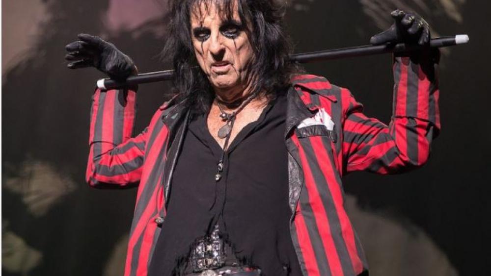‘Tôi Thấy Máu Chảy Ra Từ Mắt Tôi’: Greg Laurie Kể Lại Sự Biến Đổi Đáng Kinh Ngạc Của Alice Cooper Từ Con Nghiện Ma Túy Trở Về Với Chúa Giê-xu