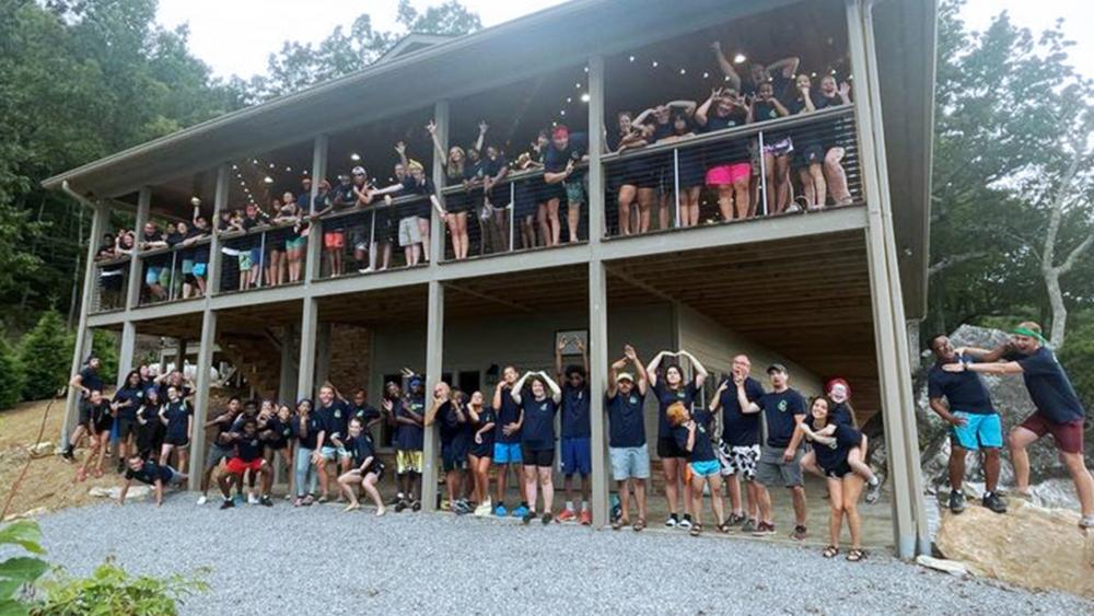 'Chúa Có Biết Ngôn Ngữ Ký Hiệu Không?' Mục Vụ Youth For Christ Tạo Ra Một Cộng Đồng Tràn Đầy Hy Vọng Với Chiến Dịch 'Deaf Teen Quest'