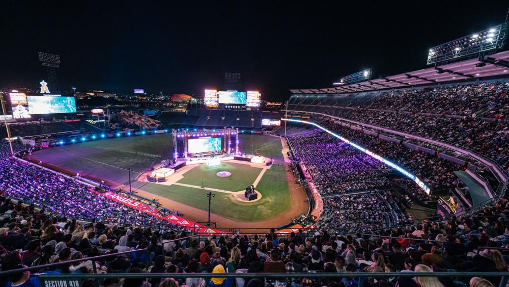 8.600 Người Chọn Theo Chúa Giê-xu tại Buổi Truyền Giảng SoCal Harvest Của Greg Laurie: 'Chúa Có Thể Thay Đổi Câu Chuyện Của Bạn'