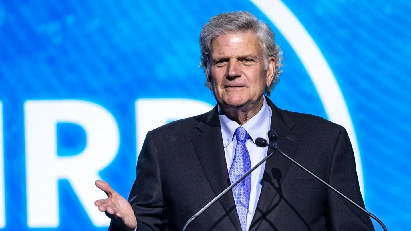 Franklin Graham Cảnh Báo Các Cơ Đốc Nhân Về Tài Khoản Ngân Hàng: 'Mọi Con Quỷ Trong Địa Ngục... Đã Được Thả Ra'