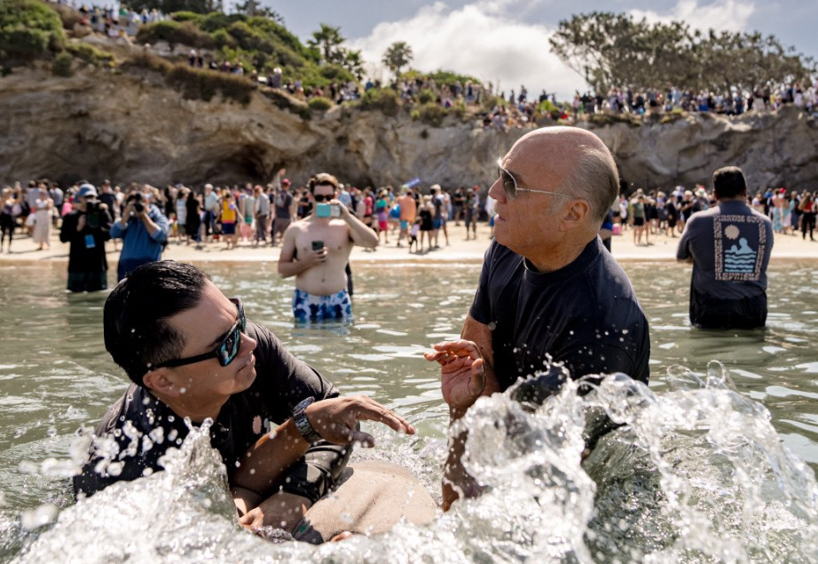 Dấu Hiệu Lớn Của Cơn Phấn Hưng Khi Greg Laurie, Từ Mục Vụ Harvest Christian Fellowship Làm Báp-têm Cho 4.500 Linh Hồn Tại Pirate’s Cove