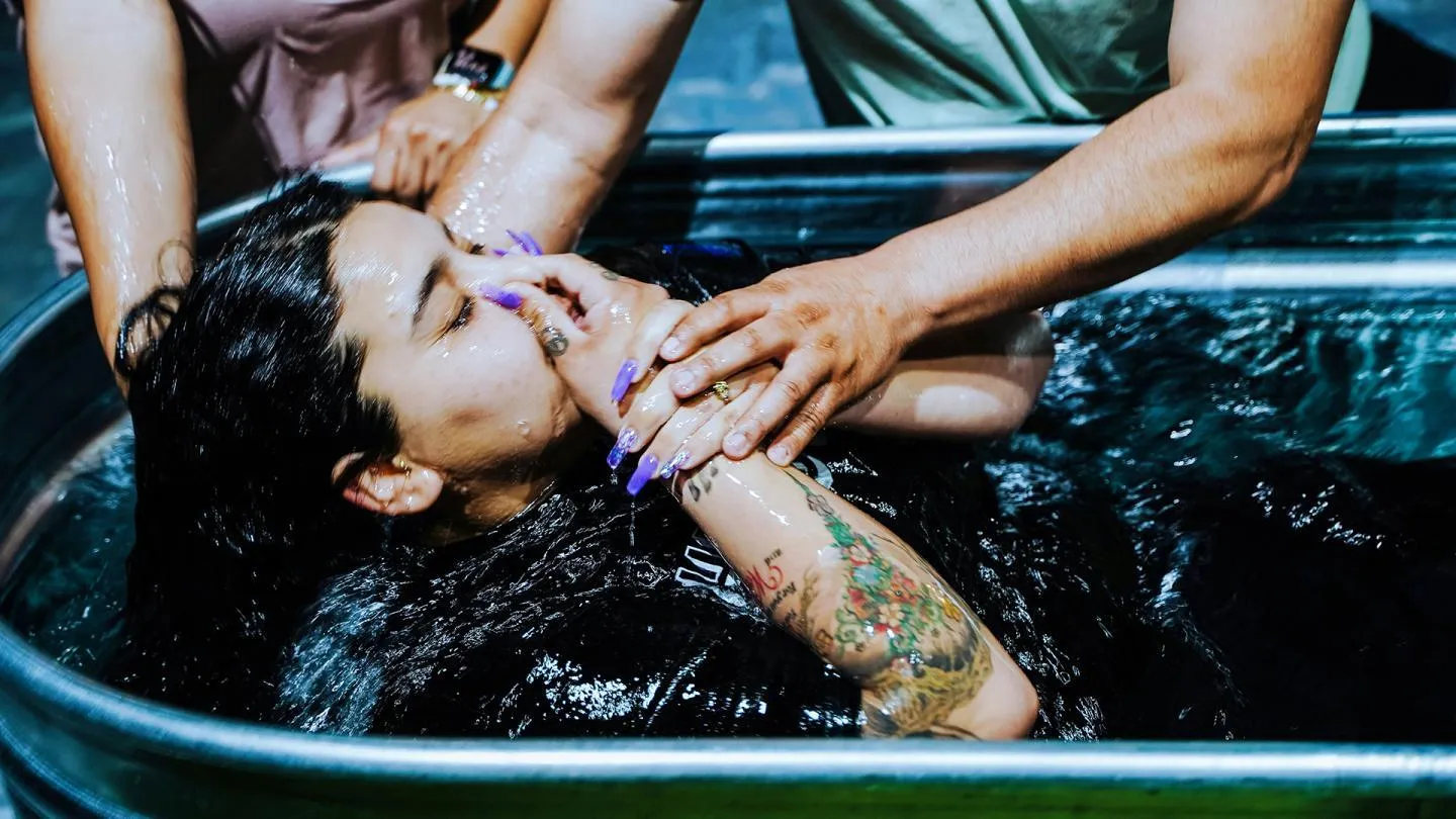 Hàng Trăm Người Tiếp Nhận Đấng Christ, Tự Nguyện Làm Báp-têm Phía Sau Những Chiếc Xe Bán Tải