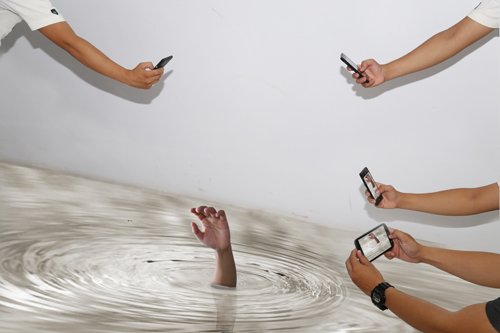 Sự Vô Cảm Nguy Hiểm Trước Nỗi Đau Nhân Loại