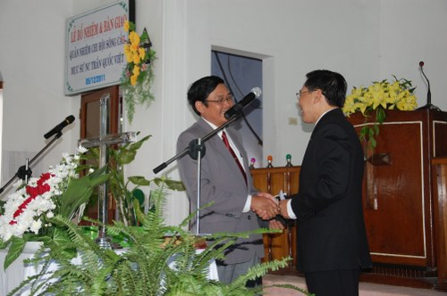 Ban_Dai_dien_Phu_yen_tang_qua_500x332
