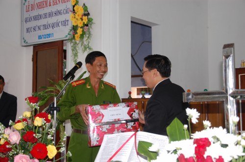 Truong_Cong_An_thi_xa_Song_Cau_tang_qua_500x332