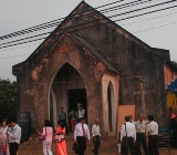 Ngôi Nhà Thờ Hoang Trong Ngày Hội Lớn