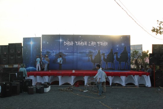 S&acirc;n khấu cho đ&ecirc;m truyền giảng 28/12/2012 tại Ea Hleo - Đăk Lăk