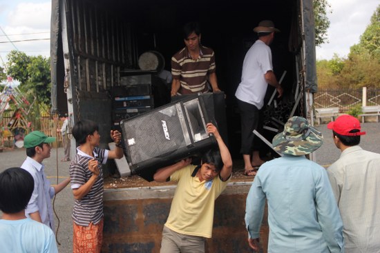C&aacute;c thiết bị &acirc;m thanh, &aacute;nh s&aacute;ng đ&atilde; được vận chuyển đến nơi tổ chức chương tr&igrave;nh