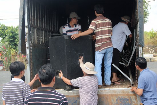 C&aacute;c thiết bị &acirc;m thanh, &aacute;nh s&aacute;ng đ&atilde; được vận chuyển đến nơi tổ chức chương tr&igrave;nh