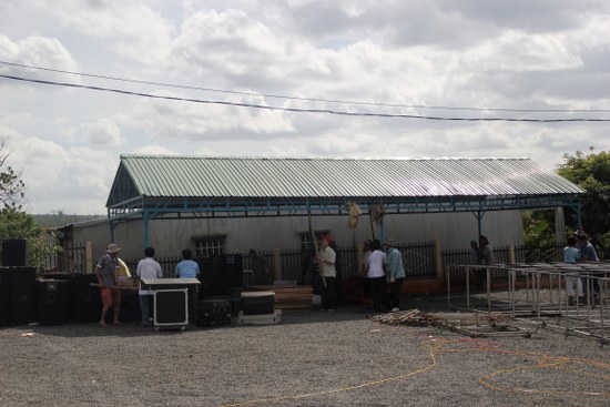 L&agrave;m trống c&aacute;c mặt bằng để chuẩn bị chỗ cho người tham dự chương tr&igrave;nh ngồi