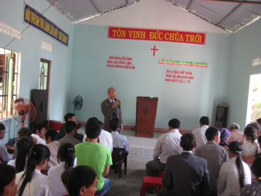 Mục sư Nguyễn Đức Na n&oacute;i chuyện với Hội Th&aacute;nh địa phương trong ng&agrave;y Lễ Cảm Tạ
